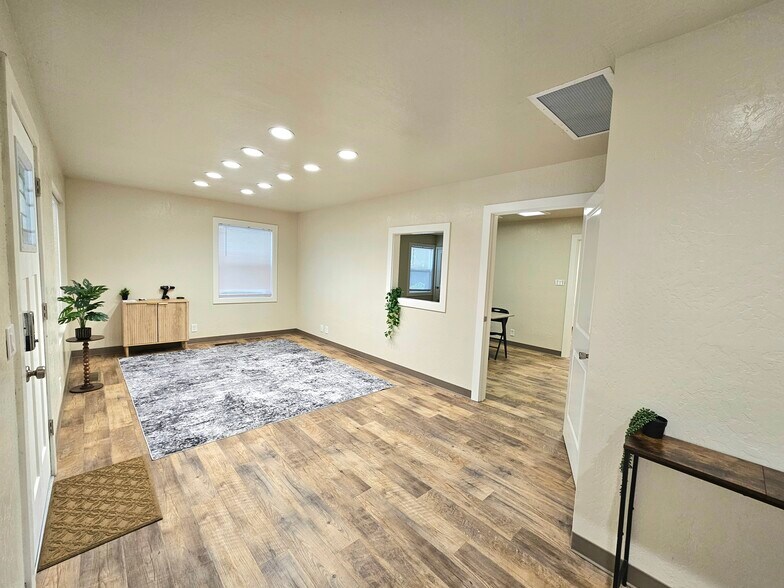 18 Williamsburg Ln, Chico, CA à louer - Photo du bâtiment - Image 2 de 8