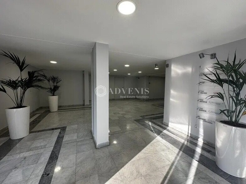 Office in Saint-Germain-en-Laye for lease - Lobby - Image 1 of 12