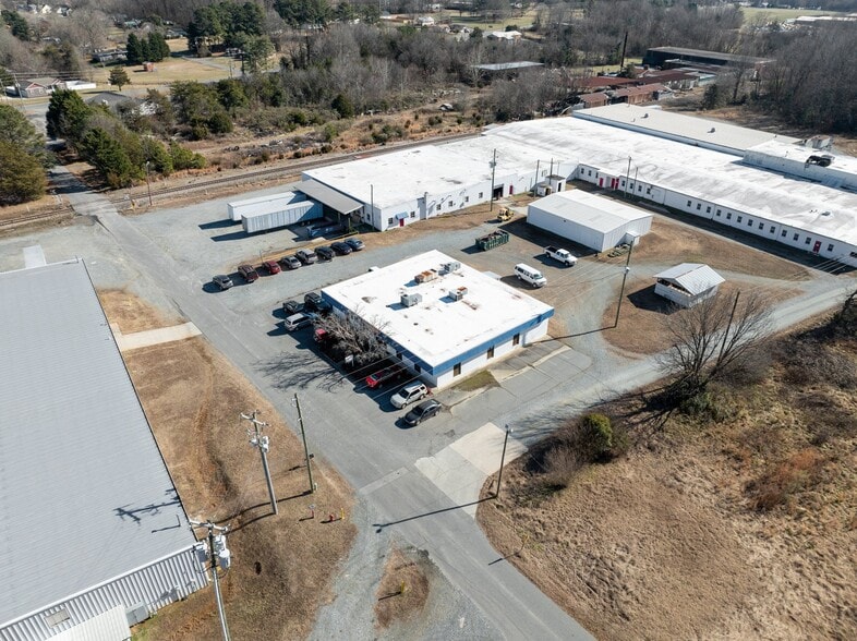 206 E Frazier Ave, Liberty, NC à louer - Photo du bâtiment - Image 2 de 9