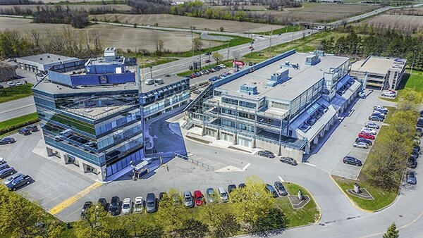 301 Moodie Dr, Ottawa, ON à louer - Photo du bâtiment - Image 2 de 5