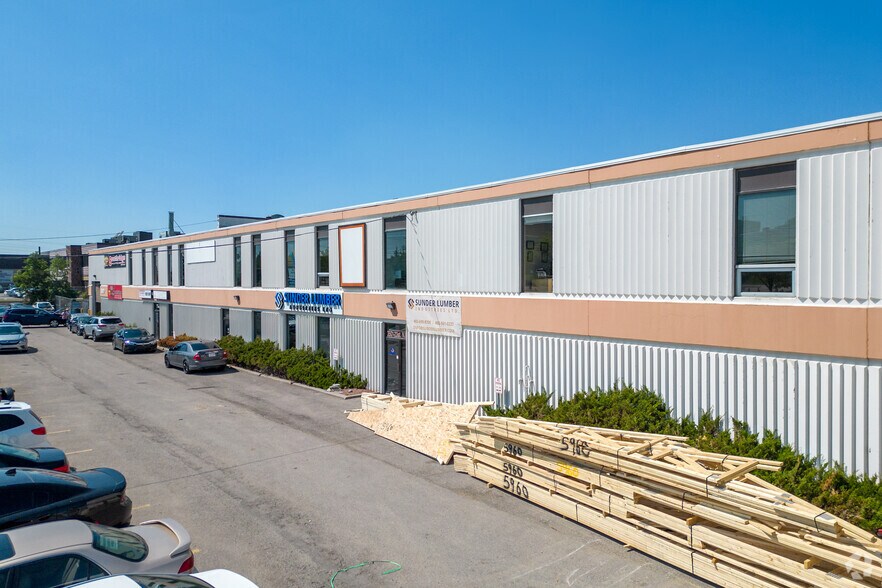 3501 23rd St NE, Calgary, AB à louer - Photo du bâtiment - Image 2 de 6