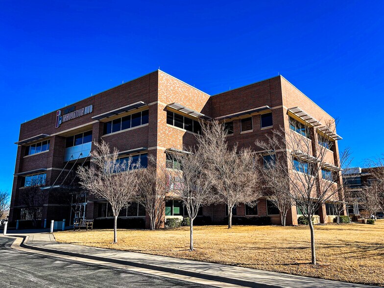 201 David L. Boren Blvd, Norman, OK à louer - Photo du bâtiment - Image 2 de 5