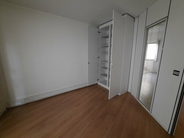 Retail in Rouen for lease - Interior Photo - Image 2 of 10