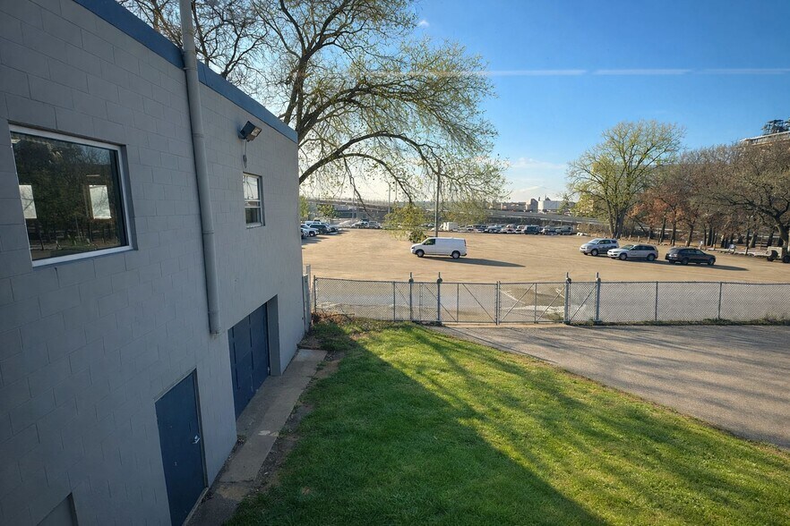 4300 Main St NE, Fridley, MN à louer - Photo du bâtiment - Image 3 de 6