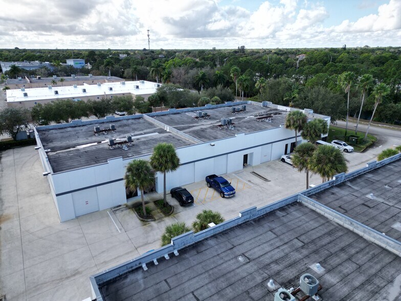 1445 Jupiter Park Dr, Jupiter, FL à louer - Photo du bâtiment - Image 2 de 5