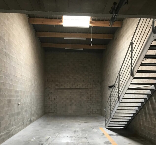 Flex in Ozoir-la-Ferrière for lease - Interior Photo - Image 2 of 4