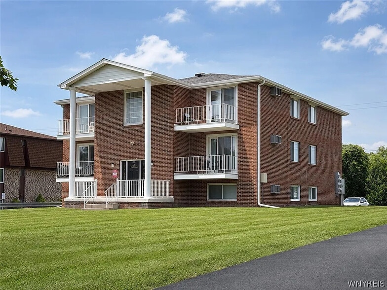6293 Robinson Rd, Lockport, NY for sale - Building Photo - Image 2 of 36