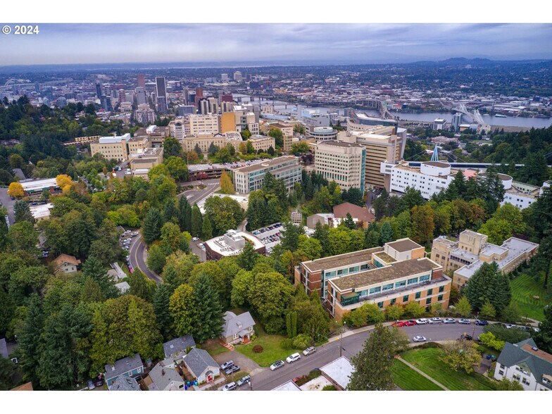 909 SW Gaines St, Portland, OR à vendre - Photo du bâtiment - Image 3 de 15