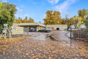 Rare Clackamas Warehouse & Office Space - Warehouse