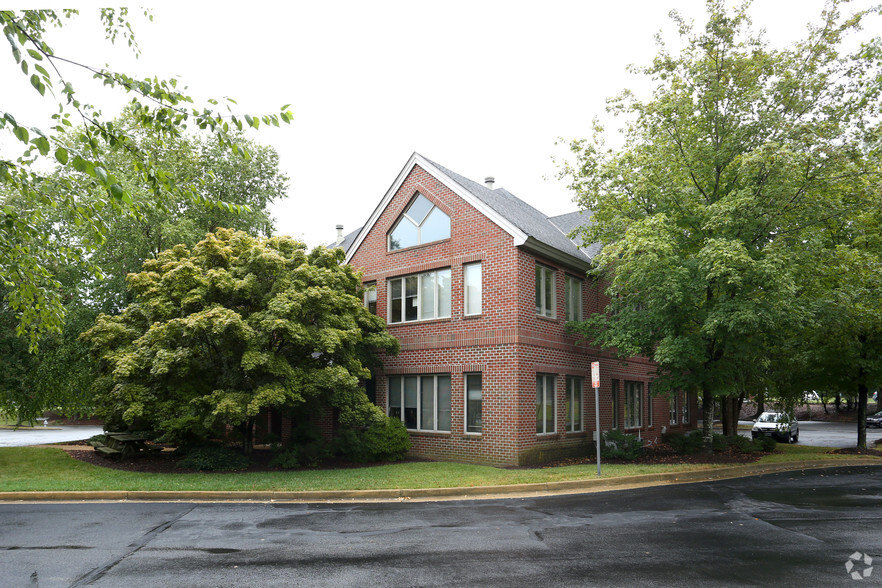 5040 Sadler Pl, Glen Allen, VA à louer - Photo du bâtiment - Image 3 de 11