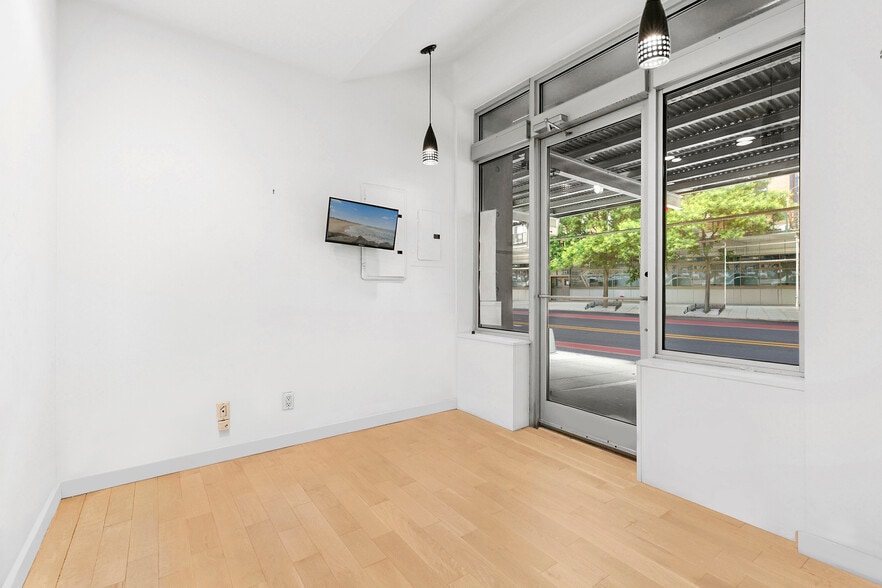 534 W 42nd St, New York, NY for sale - Building Photo - Image 1 of 8