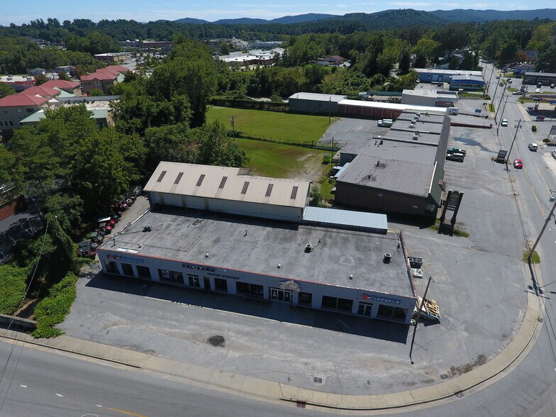 312 Kanuga Rd, Hendersonville, NC à louer - Photo du bâtiment - Image 3 de 34