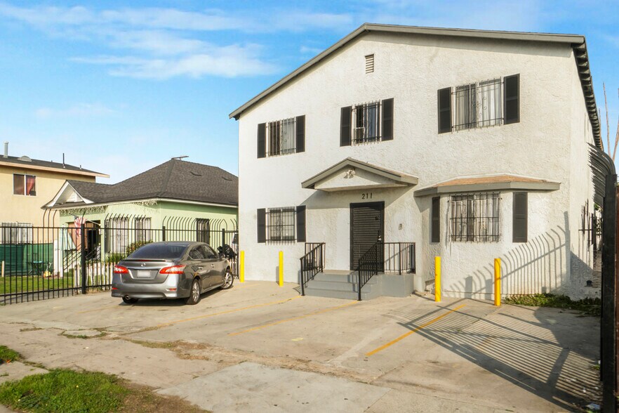 211 E 55th St, Los Angeles, CA à vendre - Photo du bâtiment - Image 2 de 17