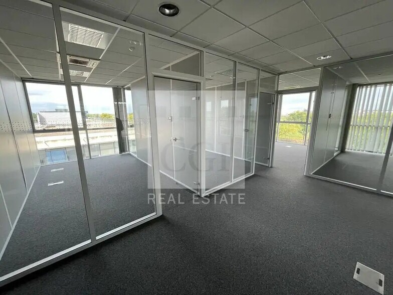 Office in Bron for sale - Interior Photo - Image 3 of 13