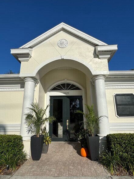 15429 N Florida Ave, Tampa, FL à louer - Photo du bâtiment - Image 2 de 25