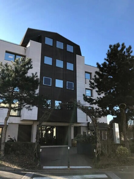 Bureau dans Saint-Gratien à louer - Photo du bâtiment - Image 2 de 11