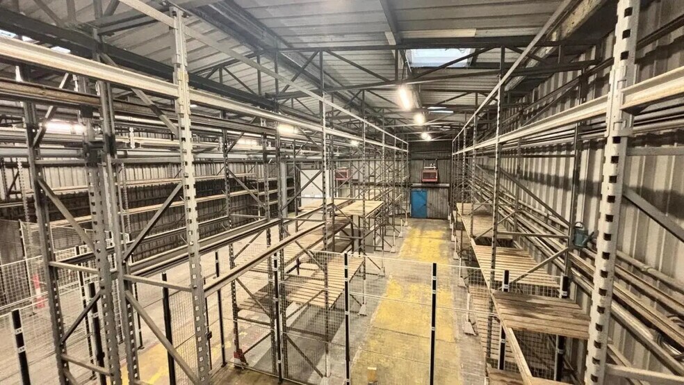 2 Rue Des Osiers, Coignières à louer - Photo du bâtiment - Image 2 de 8