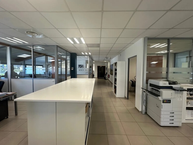 Commerce de détail dans Le Tholonet à louer - Photo intérieure - Image 2 de 5