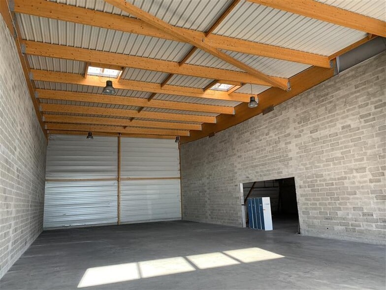 2 Rue Du Maréchal De Lattre De Tassigny, Élancourt for lease - Interior Photo - Image 2 of 5