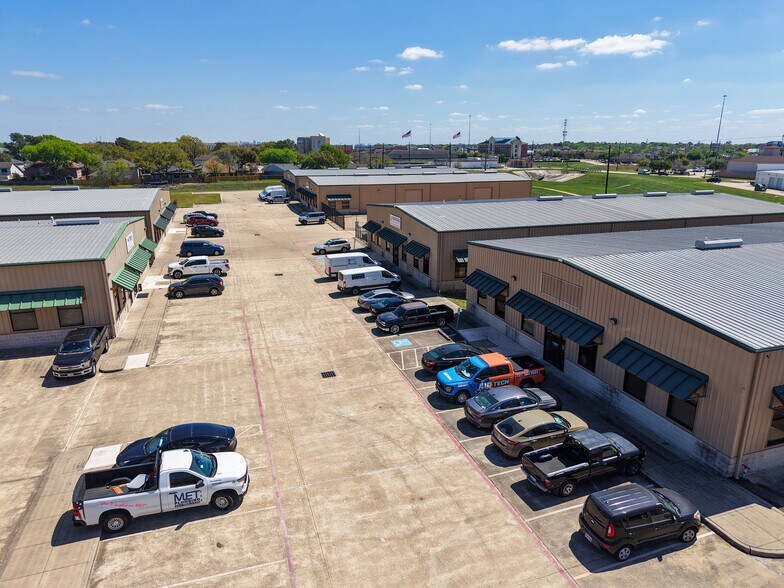 Westgreen Business Center portefeuille de 8 propriétés à vendre sur LoopNet.ca - Photo du bâtiment - Image 2 de 16