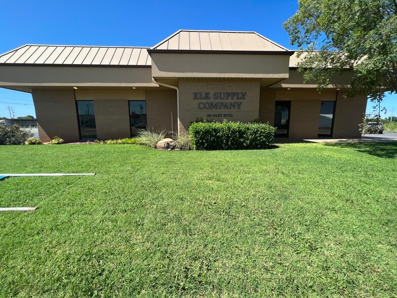 103 E Gary Blvd, Clinton, OK for sale - Primary Photo - Image 1 of 20