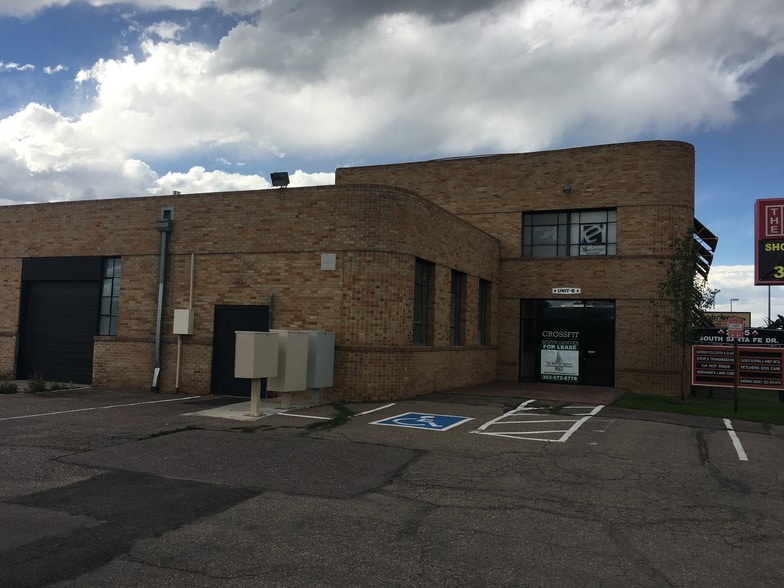 2555 S Santa Fe Dr, Denver, CO à louer - Photo du bâtiment - Image 2 de 17
