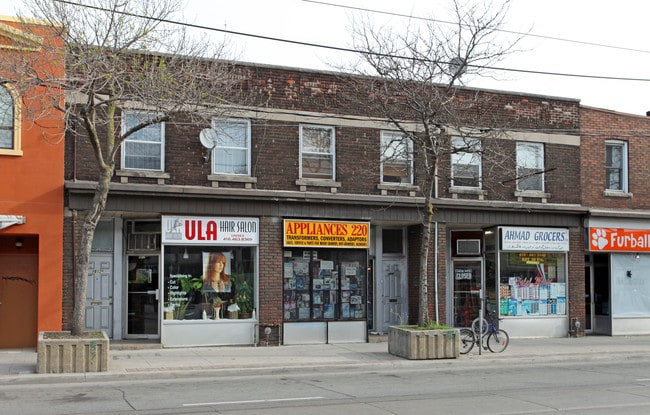 More details for 1612-1616 Gerrard St, Toronto, ON - Retail for Sale