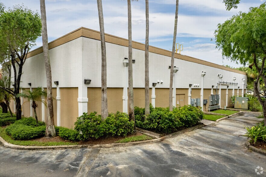 12201-12231 W Sunrise Blvd, Plantation, FL à louer - Photo du bâtiment - Image 3 de 8