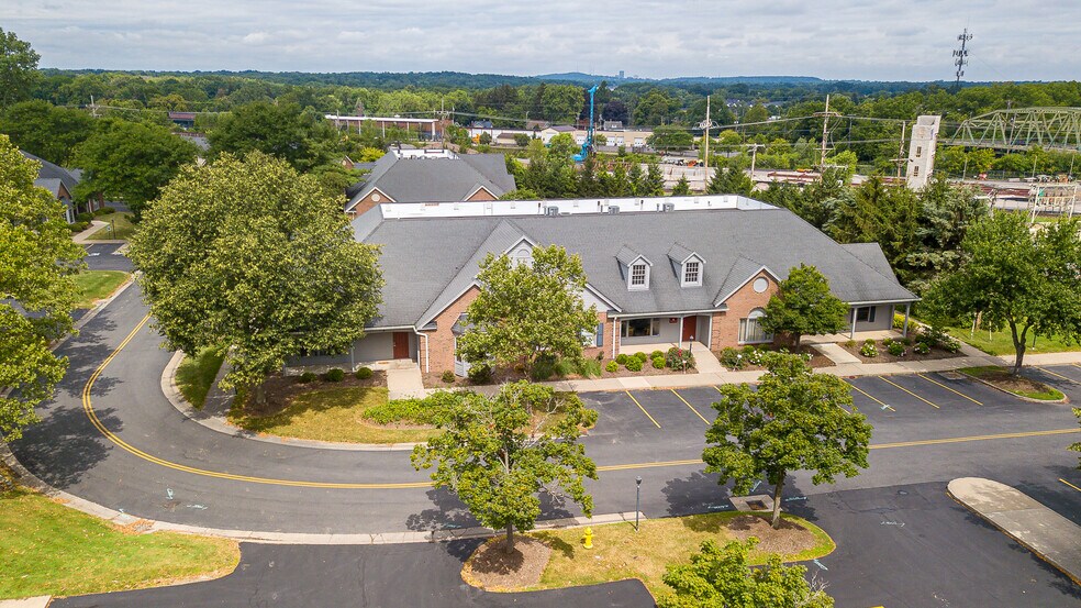 71 Monroe Ave, Pittsford, NY à vendre - Photo du bâtiment - Image 2 de 22