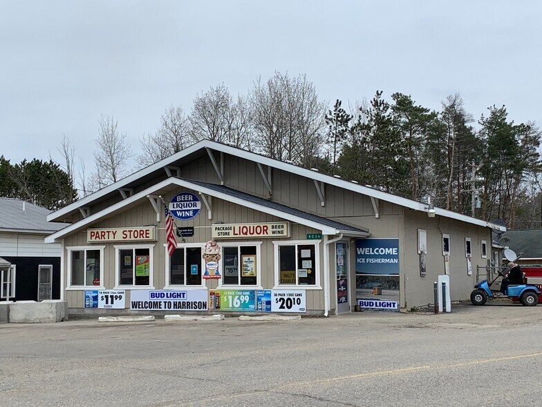 8036 N Clare Ave, Harrison, MI à vendre - Photo du bâtiment - Image 1 de 53