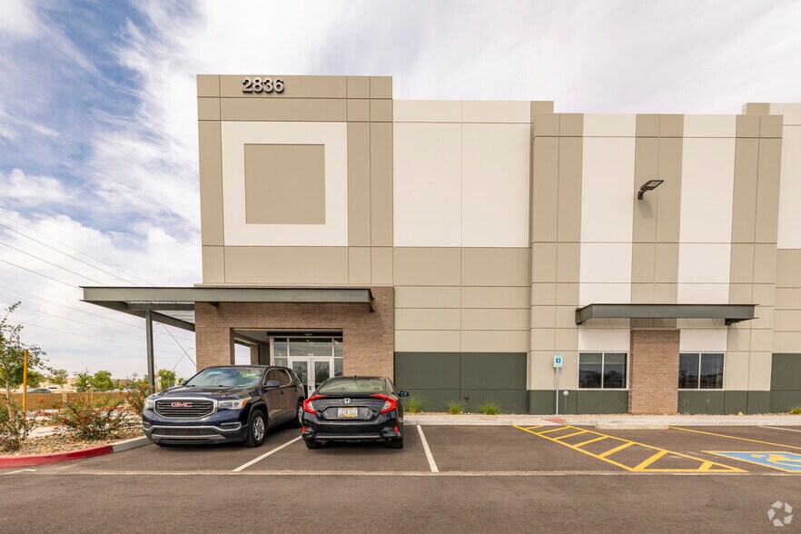 2836 N Greenfield Rd, Mesa, AZ à louer - Photo du bâtiment - Image 2 de 4