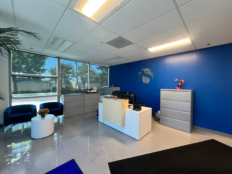 7525 N Lockheed Dr, Burbank, CA for lease - Lobby - Image 2 of 7