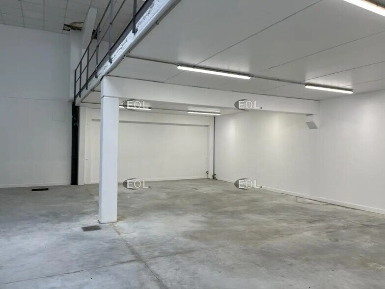 Flex in Ennery for lease - Interior Photo - Image 3 of 7