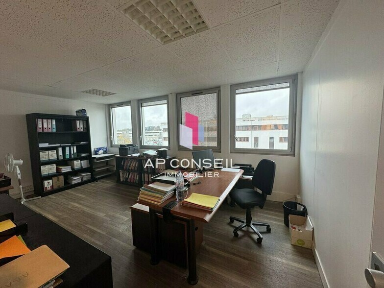 Industrial in Le Chesnay-Rocquencourt for lease - Interior Photo - Image 3 of 17