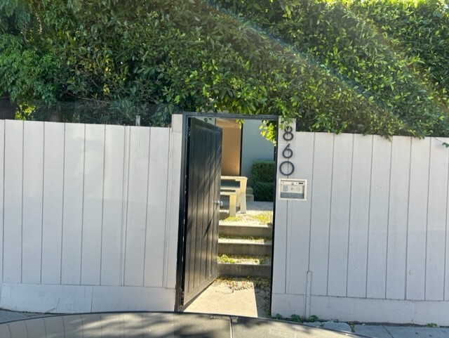 860 Brooks Ave, Venice, CA à louer - Photo du bâtiment - Image 3 de 11