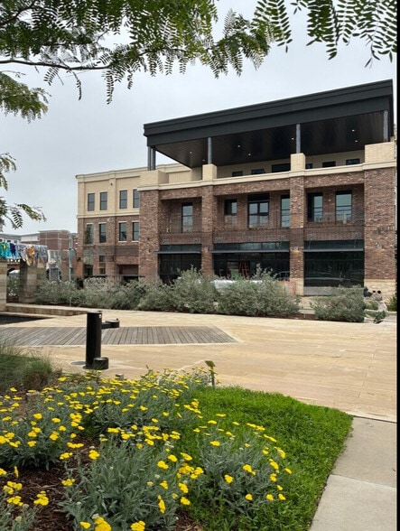 191 W Main St, Lewisville, TX for lease - Building Photo - Image 3 of 5