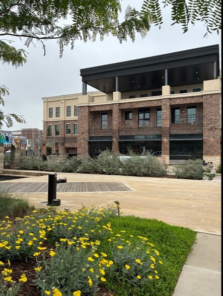 191 W Main St, Lewisville, TX à louer - Photo du bâtiment - Image 3 de 5