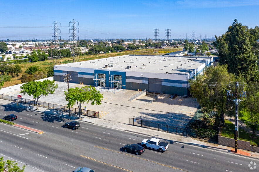 7110 Rosecrans Ave, Paramount, CA for sale - Building Photo - Image 2 of 8