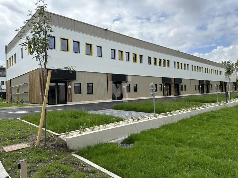 Flex in Fresnes for lease - Building Photo - Image 3 of 11