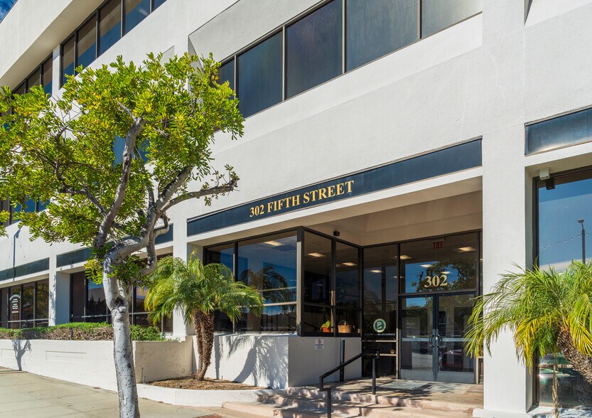 302 W 5th St, San Pedro, CA à vendre - Photo du bâtiment - Image 2 de 12