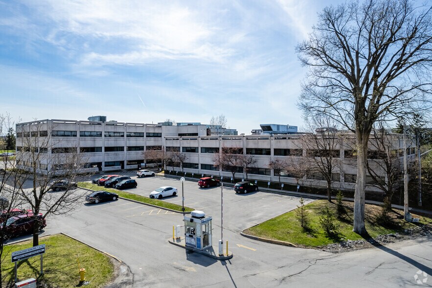 955 Green Valley Cres, Ottawa, ON à louer - Photo du bâtiment - Image 2 de 6