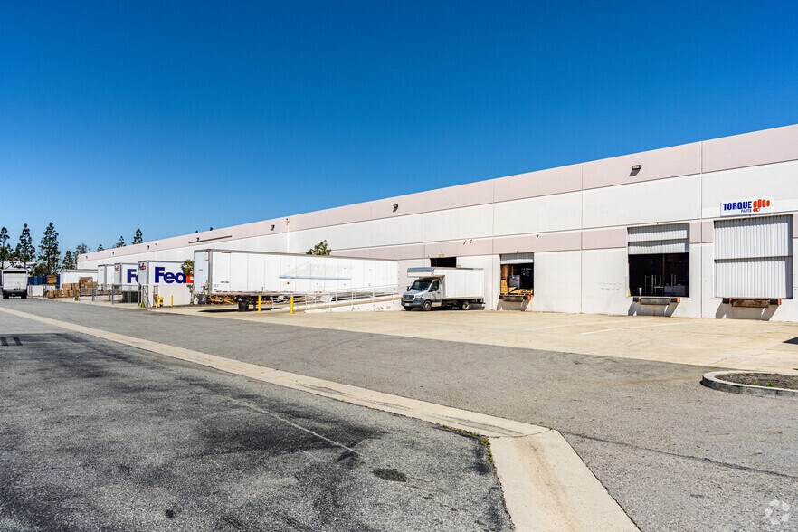 4422 E Airport Dr, Ontario, CA à louer - Photo du bâtiment - Image 3 de 8