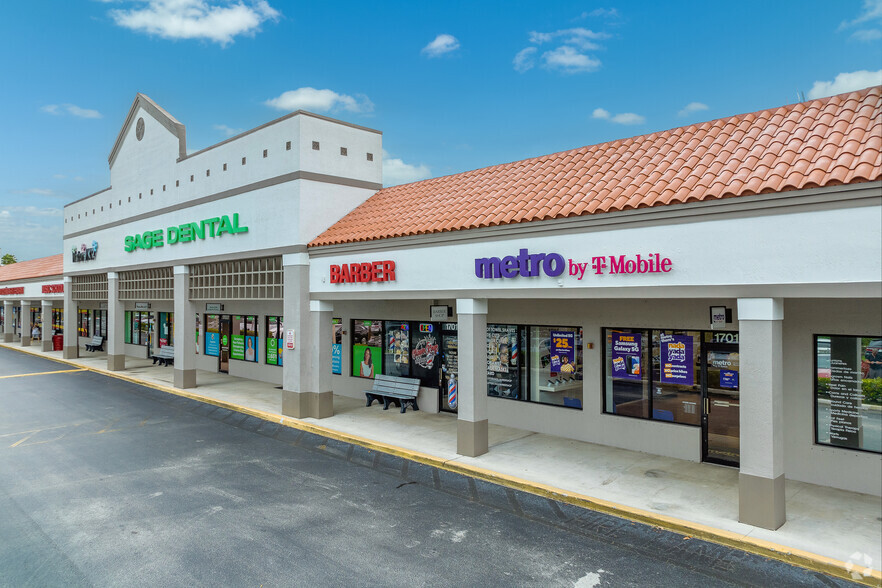 17007-17061 Pines Blvd, Pembroke Pines, FL for lease - Building Photo - Image 2 of 5