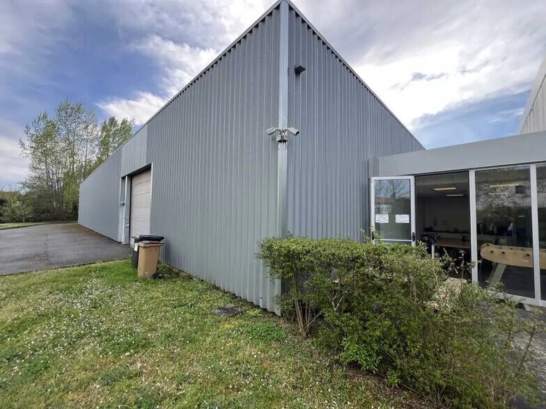 Office in Le Haillan for lease - Building Photo - Image 1 of 10