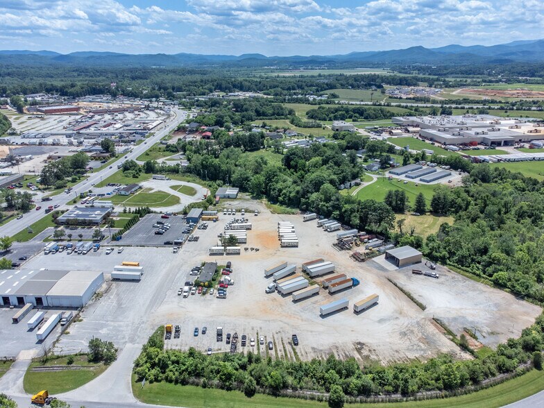 5045 Hendersonville Rd, Fletcher, NC à louer - Photo du bâtiment - Image 3 de 9