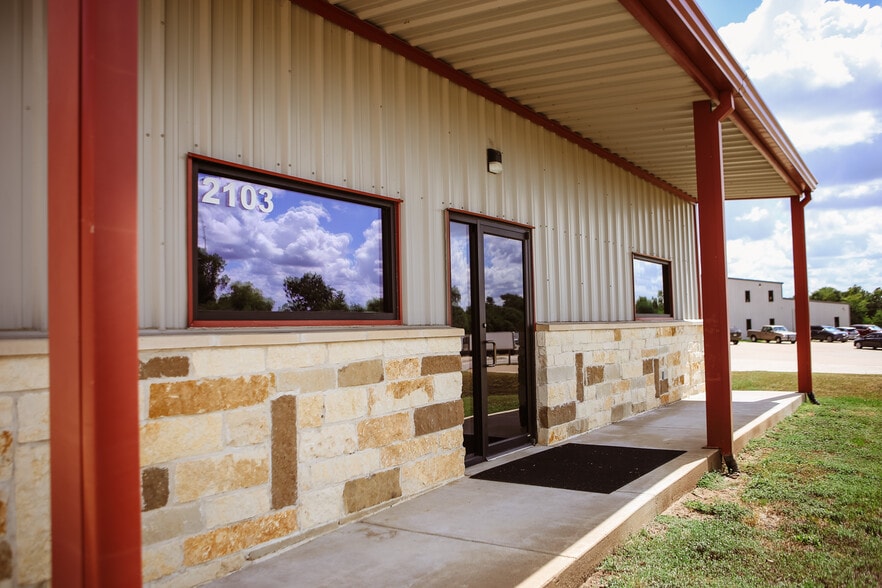 2103 Longwood Dr, Brenham, TX for lease - Building Photo - Image 2 of 25