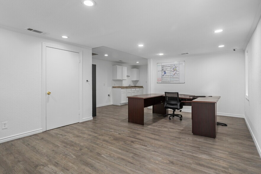 6361 Singleton Blvd, Dallas, TX à louer - Photo du bâtiment - Image 3 de 8