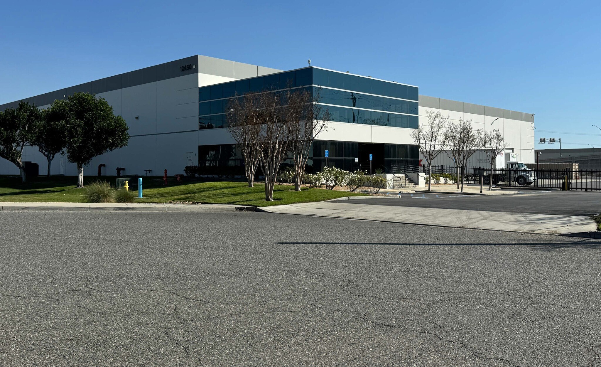 12450 Philadelphia St, Eastvale, CA à louer Photo du bâtiment- Image 1 de 5