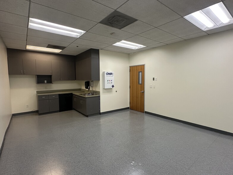 7925 Crossway Dr, Pico Rivera, CA à louer - Photo du bâtiment - Image 3 de 14