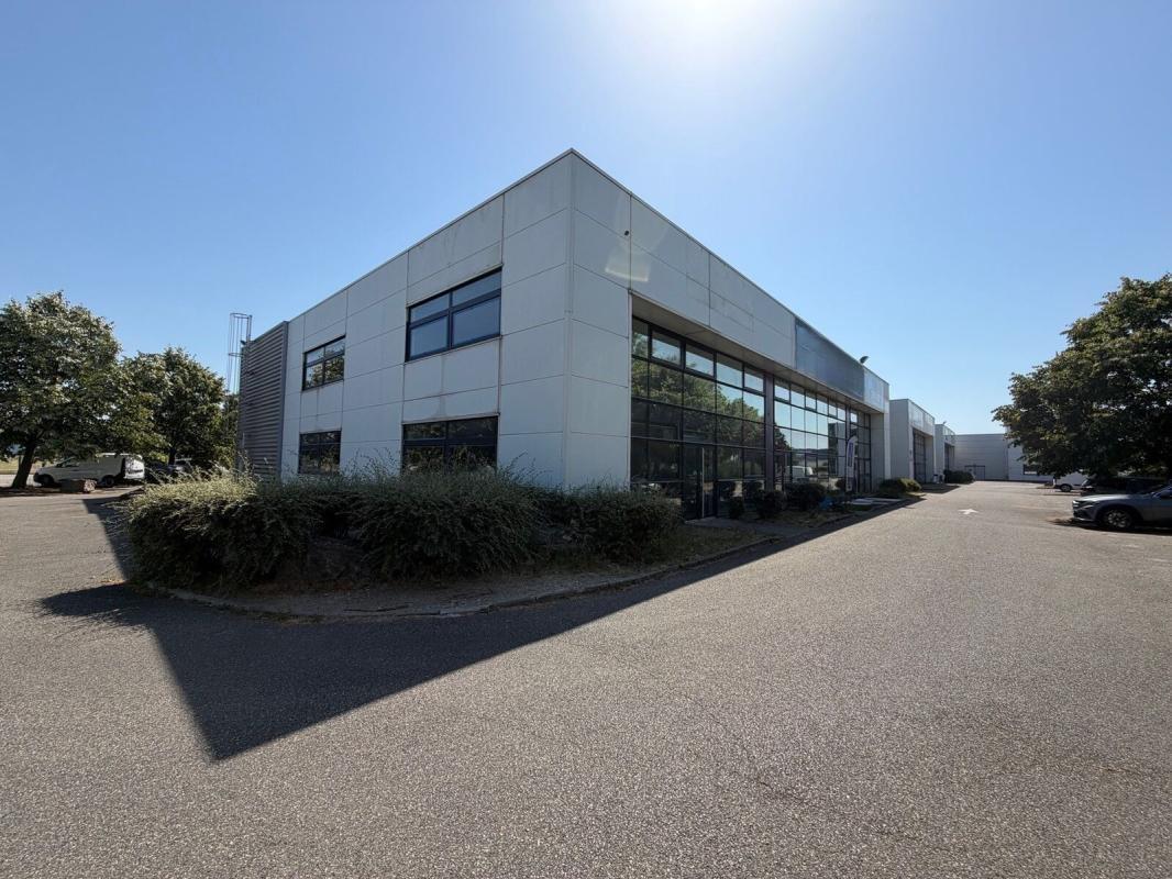Flex in Décines-Charpieu for lease Building Photo- Image 1 of 6